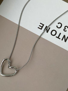 Titanium Steel Necklace Womens Style 2024 New Heart Shaped Pendant Sweater Chain Sweet Cool Clavicle Chain Fashion Jewelry