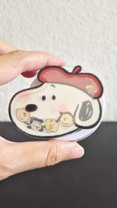 Magnetic mobile phone support frame (artist Snoopy with a red beret)