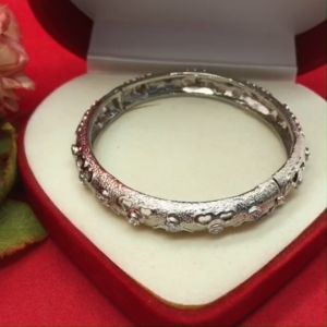 กำไลคลิปล็อคโรเดียมฉลุลายหัวใจฝังเพชร เส้นผ่านศูนย์กลาง 5.5 ซม. ชุบโรเดียม งานแฟชั่น ดีไซส์สวย ใส่ในชีวิตประจำวันได้