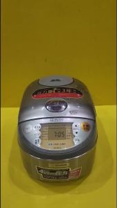 Nồi cơm nội địa Nhật cao tần (IH) Zojirushi NP-NV10 (1.0L) áp suất (Zojirushi lưng gù)_Hàng nội địa Nhật đã qua sử dụng điện 100V