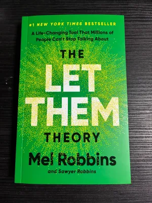 THE LET THEM THEORY: A LIFE-CHANGING TOOL THAT MILLIONA OF PEOPLE CAN’T STOP TALKING ABOUT by MEL ROBBINS (TRADEPAPERBACK)
