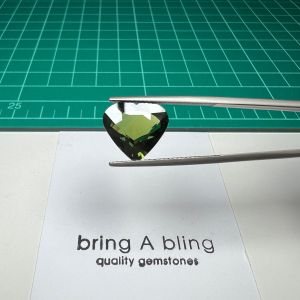 เขียวส่อง จันทบุรี 5.902 ct  พลอยมีเซอร์แล้ว หน้ากว้าง ไม่มีตำหนิ