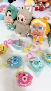 พวงกุญแจ สุ่มลาย พวงกุญแจกล้อง ฉายภาพได้ เล่นได้ มีไฟ ห้อยกระเป๋า