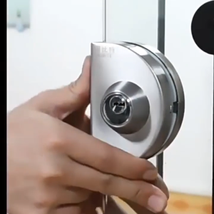 Khóa cửa kính cường lực làm bằng inox 201 chỉ khóa bên ngoài (kèm 3 chìa khóa)