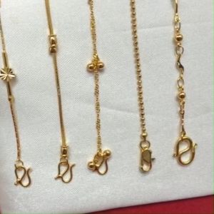 สร้อยข้อมือลายแฟชั่น คละเเบบ ห้อยกระพรวน ความยาว 67 นิ้ว ชุบทอง ใส่ออกงานได้ ใส่ได้ทุกโอกาส งานสวย พร้อมส่ง