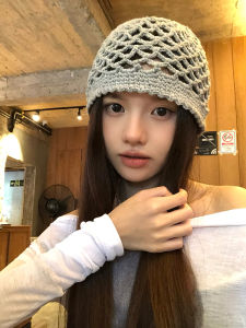 หมวกถักลายดอกไม้สไตล์เกาหลีสำหรับผู้หญิงในฤดูใบไม้ร่วงและฤดูหนาว หมวกไหมพรมถักด้วยมือที่อเนกประสงค์ หมวกกันหนาวแบบหุ้มหัว