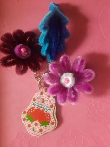 3 pc Gantungan kunci motif bunga cantik. Untuk ucapan terima kasih. thank you. ganci cantik. kawat bulu viral. pipe cleaner. akan dikirim random. yang ada difoto ready. memakai label hangtag. produk baru. dibuat secara khusus rapi dan cantik.