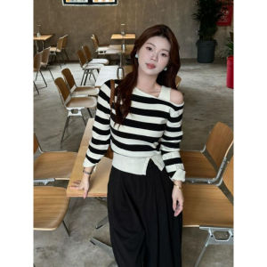 เสื้อสเวตเตอร์ถักคอวีแขนยาวทรงเข้ารูปสไตล์เกาหลีสำหรับผู้หญิงในฤดูใบไม้ร่วงและฤดูหนาว ทรงเข้ารูป ลายทาง ไม่สมมาตร สีบล็อก ปกโปโล ปกโปโล