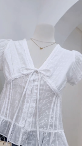 เสื้อครอปแขนสั้นคอวีสีขาว เสื้อครอปแขนสั้นผ้าลูกไม้ฉลุแต่งคอวี โบว์อก งานน่ารักมาก เกาหลีสุดๆ Peekanong (PE026)