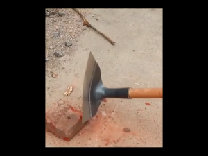 จอบกำจัดวัชพืช จอบสวนผัก จอบขุดดิน ทำจากเหล็กแมงกานีส คม ทนทาน ใช้ถากหน้าดิน ถางหญ้า จอบถากหญ้า จอบถากหญ้าคมๆ พลั่วเหล็ก พลั่วขุดดิน พลั่วขุดดิน แซะหญ้า เครื่องมือการเกษตร เสียมขุดดิน