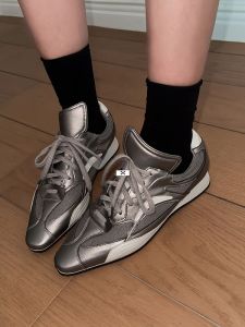 รองเท้าผ้าใบทรงหัวแหลมสีเงินสำหรับผู้หญิง รองเท้าลำลอง สไตล์สตรีท ทรงหัวแหลม ด้านข้างเปิด วัสดุส่วนบนเป็นยาง