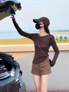 เสื้อยืดคอกลมแขนยาวทรงสลิมฟิตสำหรับผู้หญิงในฤดูใบไม้ผลิและฤดูใบไม้ร่วง สีน้ำตาล เสื้อชั้นในแบบบาง ทรงเข้ารูป เสื้อชั้นในแบบสวมหัว