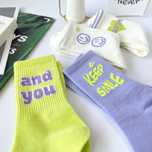 🤍beauty shoes🤍ถุงเท้ากีฬาตัวอักษรสีเขียวเรืองแสงสำหรับผู้หญิง แฟชั่นสไตล์เกาหลี และถุงเท้าระบายอากาศสีขาวเฉพาะบุคคล สวมใส่สบายและระบายอากาศได้ดี