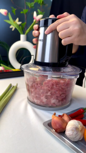 Máy xay thịt đa năng QCOOKO 300W dung tích 2L xay cối thủy tinh có gioăng cao su lưỡi dao sắc bén