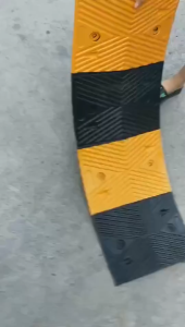 VEHICLE SAFETY RUBBER ROAD SPEED HUMP ROAD HUMP SPEED BUMP END CAP PIECE SECTION YELLOW BLACK