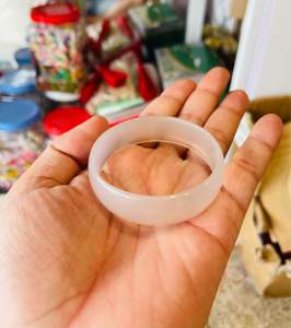 Vòng tay Mã Não Trắng bản hẹ mang phong cách trẻ trung xinh xắn cho nữ.