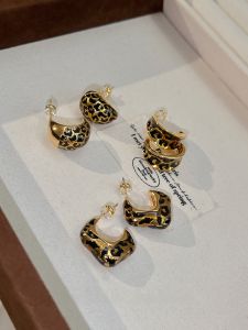 ต่างหูรูปเสือดาวสไตล์เกาหลี โลหะหรูหรา ต่างหูรูปตัว C สำหรับผู้หญิง เครื่องประดับแฟชั่น ต่างหูรูปเสือดาวสุดเก๋