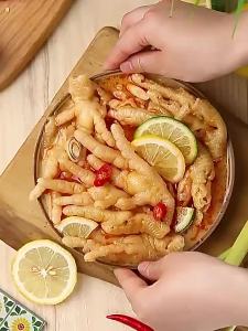 Chân Gà Xương Nhựa Ngâm Chua Cay Vị Tỏi Đã Sẵn Để Ăn