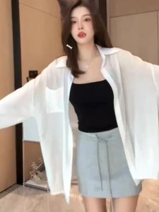 เสื้อเชิ้ตแขนยาวสีขาวสไตล์ฝรั่งเศสสำหรับผู้หญิงในช่วงฤดูร้อน เสื้อเชิ้ตแขนยาวบางหลวมๆ ยาวปานกลาง เสื้อคลุมกันแดด เสื้อเชิ้ตผู้หญิง