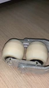 Jack Pallet Caster Wheel Assembly Key attributes: 2 WHEELS SILVER METAL FRAME NYLON and RED POLYURETHANE wheels Fit/use: For pallets 70mm and 60mm wheel diameters. 16mm and 20mm hole diameters. 84mm width