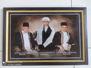 Hiasan dinding cetak gambar lukisan foto dan bingkai tiga ulama NU ukuran 35cm x 52cm