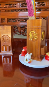Siêu Phẩm “Ống đựng nhang thiếc vàng – khắc nổi Phúc Lộc Thọ sang trọng – bền đẹp giữ bàn thờ luôn gọn gàng. Hàng đẹp không đúng mô tả hoàn tiền!”