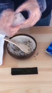 SET 7 Khuôn Làm Cơm Nắm Tam Giác Tặng Kèm Thìa Khuôn Ép Tạo Hình Cơm Nắm Chống Dính Chất Liệu An Toàn