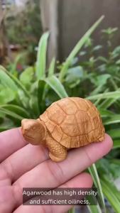 Handmade Cypress Wood Carving Mini Turtle Figurine Cute Tortoise Statue Animal Decor for Home Office Desk Car Dashboard Gift