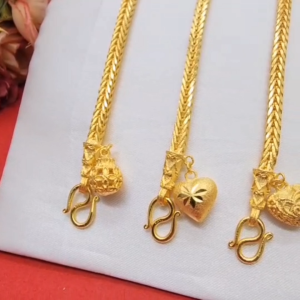 สร้อยข้อมือทองพ่นทรายตัดลาย เทียบเท่า 5 บาท ความยาว 7 นิ้ว ลายสี่เสาห้อยจี้ถุงทอง หัวใจ ดีไซน์ทันสมัย ชุบทอง พร้อมส่ง