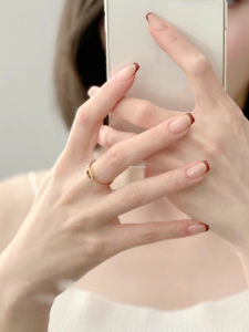 เครื่องมือทําเล็บเกราะสวมมือสไตล์ฝรั่งเศสสติกเกอร์เล็บสั้นสําหรับเจ้าสาวชุดแต่งเล็บที่ปรับแต่งได้สําหรับทุกสภาพผิว