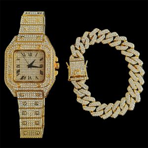 นาฬิกานาฬิกาสำหรับผู้ชายฮิปฮอป2ชิ้น/เซ็ตนาฬิกาควอทซ์แนวโรมันฝังเพชรตัวเรือนเหล็กทรงสี่เหลี่ยมยอดนิยมสไตล์ยุโรปและอเมริกาสำหรับนักเรียนชายและชาย