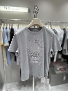 เสื้อยืดคอกลมแขนสั้นผู้หญิงฤดูร้อนปี 2025 ทรงหลวม ลายแมว แฟชั่น เสื้อเชิ้ตคอกลมแขนสั้นผ้าฝ้ายผสม