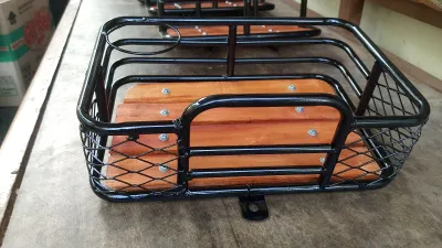 keranjang sepeda besi kayu hitam dengan desain jaring untuk penyimpanan