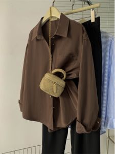 เสื้อเชิ้ตสีคาเฟ่สไตล์ฮ่องกงสำหรับผู้หญิง ฤดูใบไม้ผลิและฤดูใบไม้ร่วง สไตล์เกาหลี แฟชั่นอเนกประสงค์ เสื้อเชิ้ตแบบสวมหัวแบบลำลอง