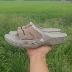 รองเท้าแตะผู้ชาย รองเท้าแตะ Crocs Outlet ผู้ชาย รองเท้าหุ้มหนัง Yukon Mesa Slide For Men ผ้าผู้ชาย รองเท้า สำหรับผู้ชาย รองเท้าเบาพื้นนิ่ม ใส่สบาย ใส่เท