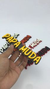 EMBLEM MOTOR MOBIL TULISAN PAPA MUDA VARIASI TIMBUL 3D BAHAN FIBERGLASS