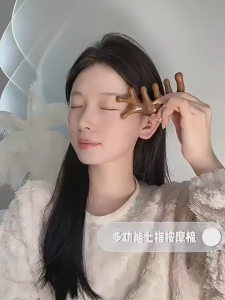 Lược Nhựa Giả Gỗ Cầm Tay Dùng Để Massage Đầu Vai Gáy Gỡ Tóc Rối Dành Cho Bạn Nữ