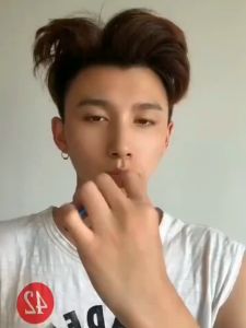 VETES สเปรย์ฉีดผมสำหรับผู้ชาย 420ml สเปรย์ผู้ชายจัดแต่งทรงผมแข็งแรงและทนทาน ล้างออกได้ง่าย ซึ่งช่วยบำรุงทรงผมตลอดทั้งวัน