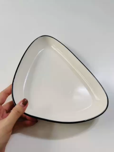Dĩa Sứ Tam Giác Trắng Viền Đen 22cm 29