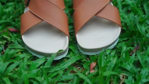 Christian Bale Jesselyn Sandal Flat Platform Wanita Silang Cantik