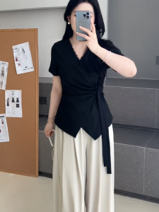 เสื้อยืดคอวีแขนสั้นลายลูกไม้สีดำไซส์ใหญ่ ทรงเข้ารูป ทรงสลิมฟิต เสื้อผ้าทำงานสไตล์หวานๆ สำหรับฤดูร้อน