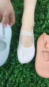 ถุงเท้าซิลิโคน ปกป้องส้นเท้า ป้องกันผิวแตก ช่องแรงเส้นที่ดี ไม่ระคายผิว Silicone boat socks