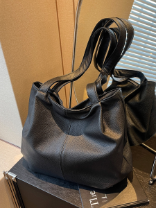 Large Capacity Soft Leather Tote Bag Single Shoulder Backpack for Commuting And Class Trendy Fashionable Backpack for Youth