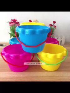 Ready Stock Plastic toy bucket beach toys small bucket childrens play house beach fishing toy bucket