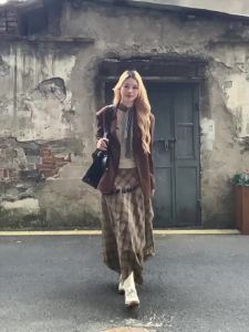 WESTAYONE | Bộ Áo Blazer Nhung Suede với Chân Váy Caro Viền Dây