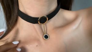 Kalung Choker Hitam Beludru: Aksesori Wanita Gaya Retro