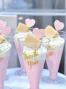 เครื่องบิน มีสไตล์ ถ้วยพลาสติกแบบใช้แล้วทิ้งสูงพร้อมฝาปิดสําหรับมูสพุดดิ้งแชมเปญไวน์แดงค็อกเทลบนโต๊ะอาหาร