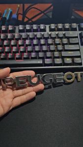 Chữ nổi Peugeot được dán phía sau xe Peugeot