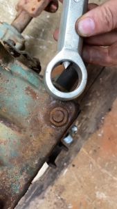 Dụng cụ cắt đai ốc rỉ sét