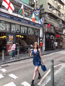 มินิเดรสสีกรม แขนกุด ผ้าตาข่าย ทรงเอ คอวี มีซับในเต็มตัว แต่งผ้าลูกไม้ ซีทรูใต้อก พิมพ์ลายกราฟิก Dress ชุดไปทะเล #8150